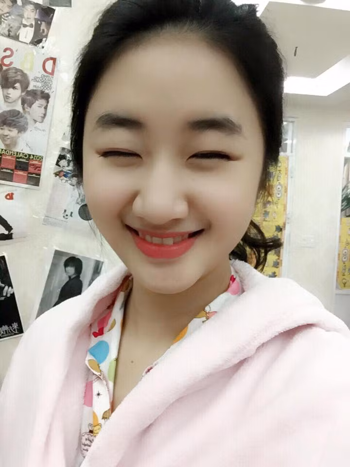 Sau khi đăng quang, tất tần tật về đời tư của cô gái này được cư dân mạng khai thác triệt để. Sinh ra trong một gia đình có điều kiện, bố mẹ Thu Ngân luôn tâm niệm việc học hành cho con cái là trên hết. Bà Hòa, mẹ cô cho hay, từ lớp 1 đến lớp 10, Thu Ngân luôn đạt thành tích tốt trong học tập.