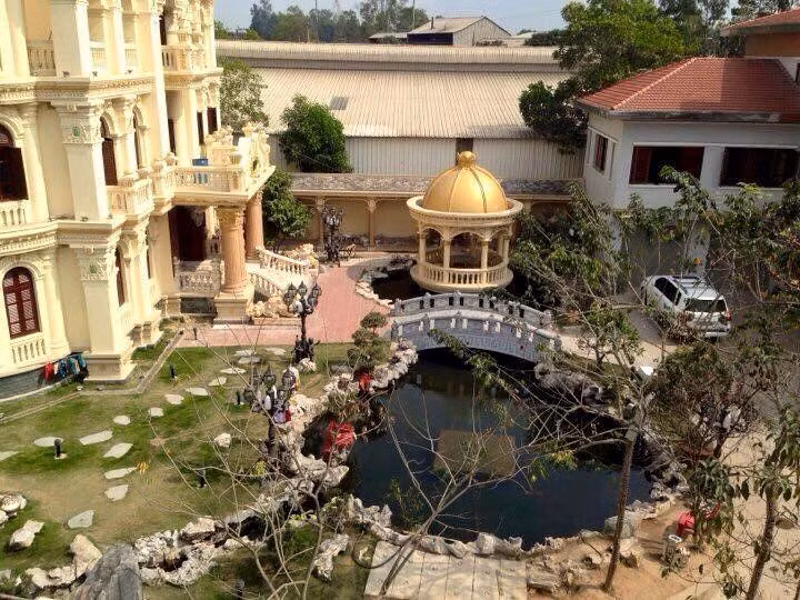 Kiến trúc bên ngoài của căn biệt thự này theo phong cách lâu đài châu Âu. Tuy chủ nhân chưa tiết lộ hình ảnh nội thất nhưng dinh thự này đã nổi như cồn vì lời đồn dát vàng 9999 trên nóc. Điểm cộng của lâu đài này là có khu sân vườn rộng rãi, thoải mái.