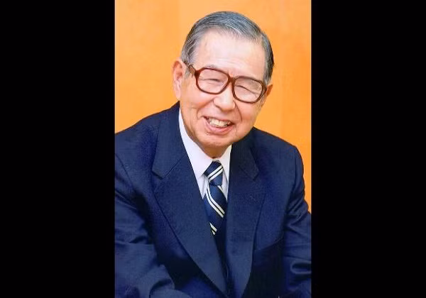 Ông chủ của chuỗi cửa hàng là Masatoshi Ito - Nhà sáng lập và chủ tịch của seven and I Holdings (Ito-Yokado), tổ chức bán lẻ lớn thứ hai thế giới. Công ty của tỷ phú này sở hữu hơn 10.000 cửa hàng 7-Eleven tại Nhật Bản và 5800 tại Mỹ.