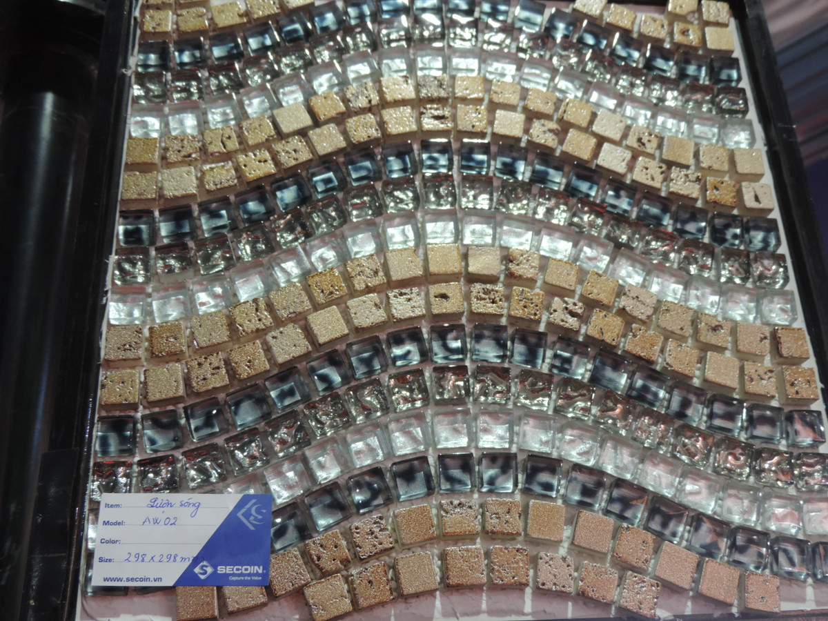 Đặc biệt với cả những bề mặt cong, ghồ ghề, gấp khúc… gạch thủy tinh đều thi công được một cách dễ dàng.