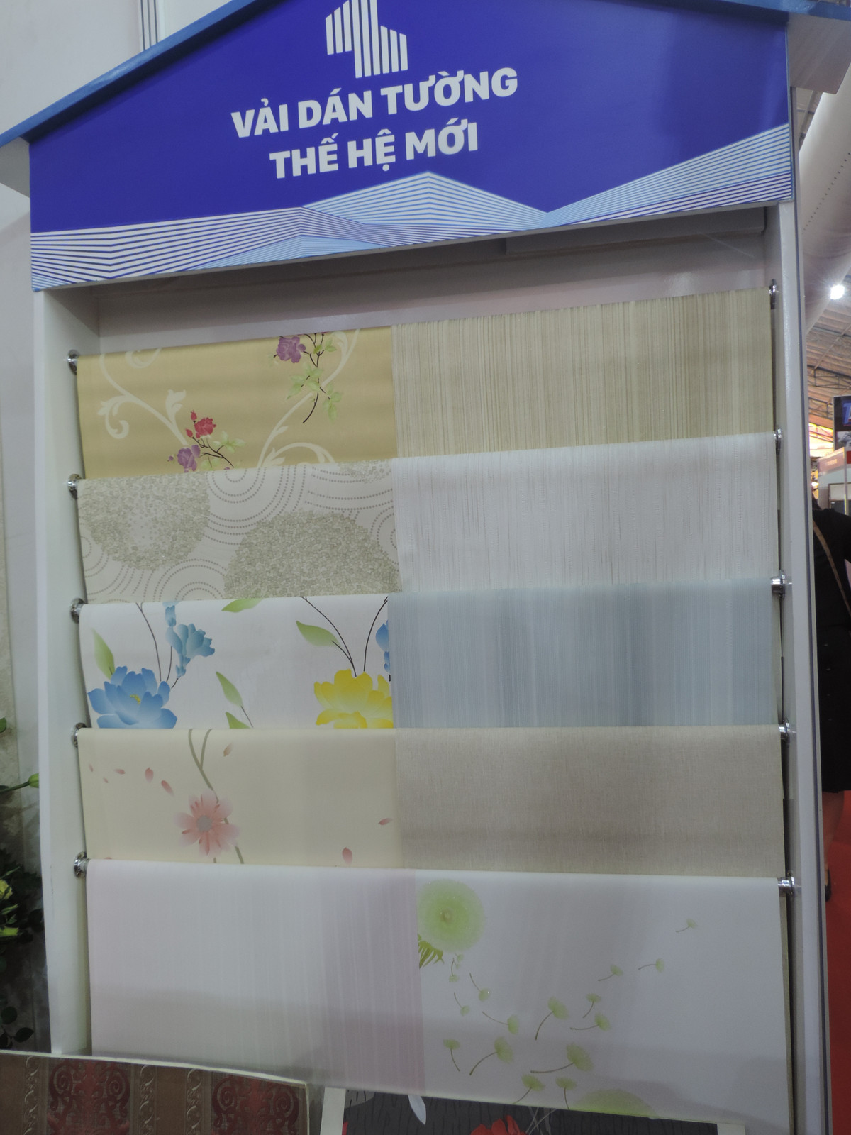 Thay vì sử dụng giấy dán tường có thể sẽ nhanh bị hỏng thì hiện nay vải dán tường cũng được người tiêu dùng lựa chọn nhiều dù giá cả không hề rẻ.