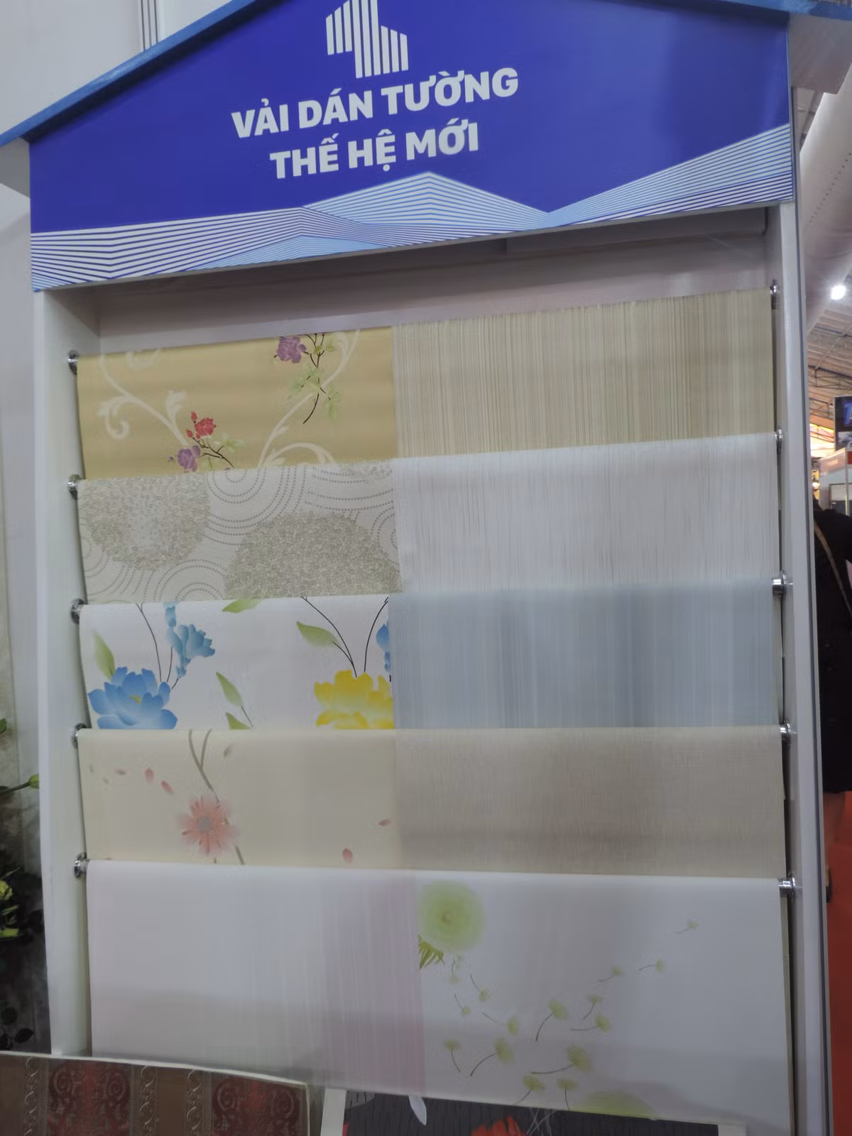 Thay vì sử dụng giấy dán tường có thể sẽ nhanh bị hỏng thì hiện nay vải dán tường cũng được người tiêu dùng lựa chọn nhiều dù giá cả không hề rẻ.