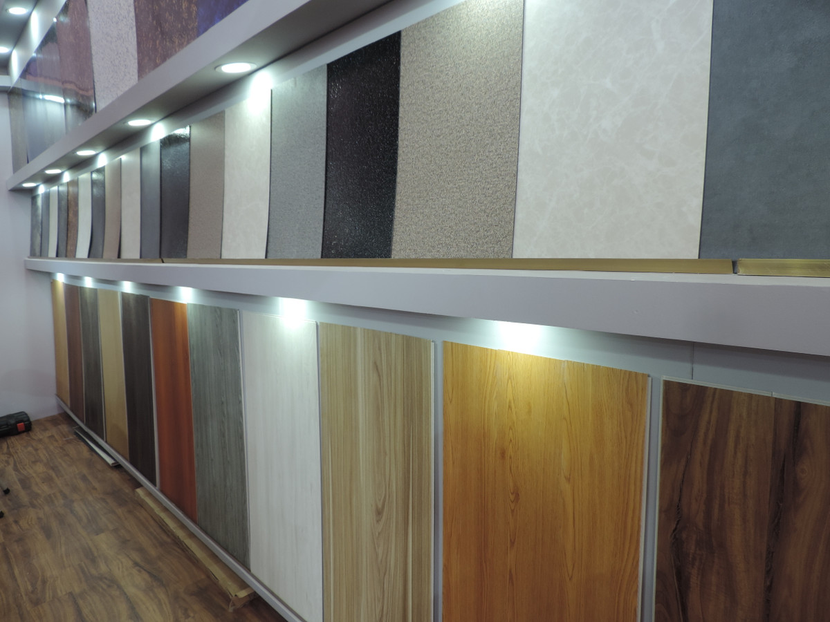 Nhựa ốp tường theo nhiều mẫu mã "nhái" gỗ, đá hoa cương rất độc đáo.