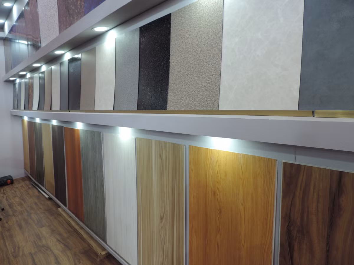 Nhựa ốp tường theo nhiều mẫu mã "nhái" gỗ, đá hoa cương rất độc đáo.