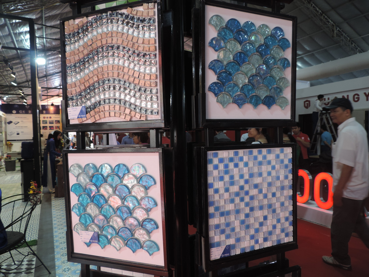 Vật liệu ốp tường được ưa chuộng nhất hiện nay đó là gạch thủy tinh 3D với rất nhiều lựa chọn về màu sắc. Gạch thủy tinh thích hợp sử dụng cho trang trí phòng khách, phòng ngủ, phòng bếp và phòng tắm…