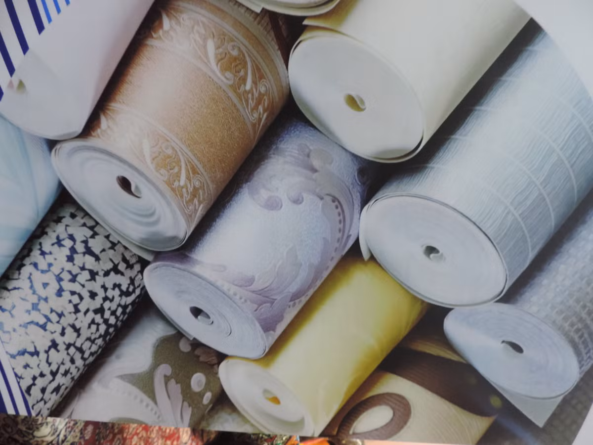 Giá mỗi m2 vải dán tường dao động từ 200.000 - 300.000 đồng, đắt gấp 2-3 lần so với vật liệu giấy dán tường thông dụng.