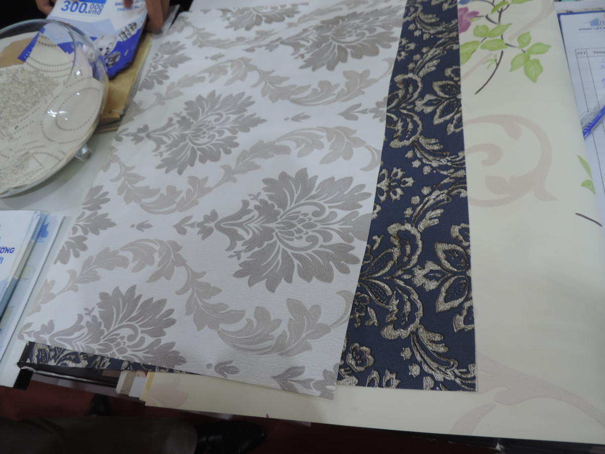 Không thua kém gì các loại giấy dán tường, vải dán tường cũng có nhiều kiểu mẫu rất đẹp và sang trọng.