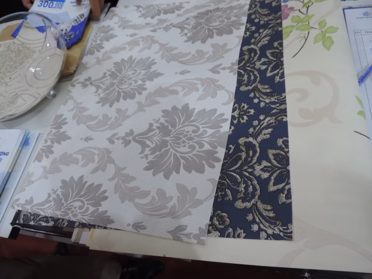 Không thua kém gì các loại giấy dán tường, vải dán tường cũng có nhiều kiểu mẫu rất đẹp và sang trọng.