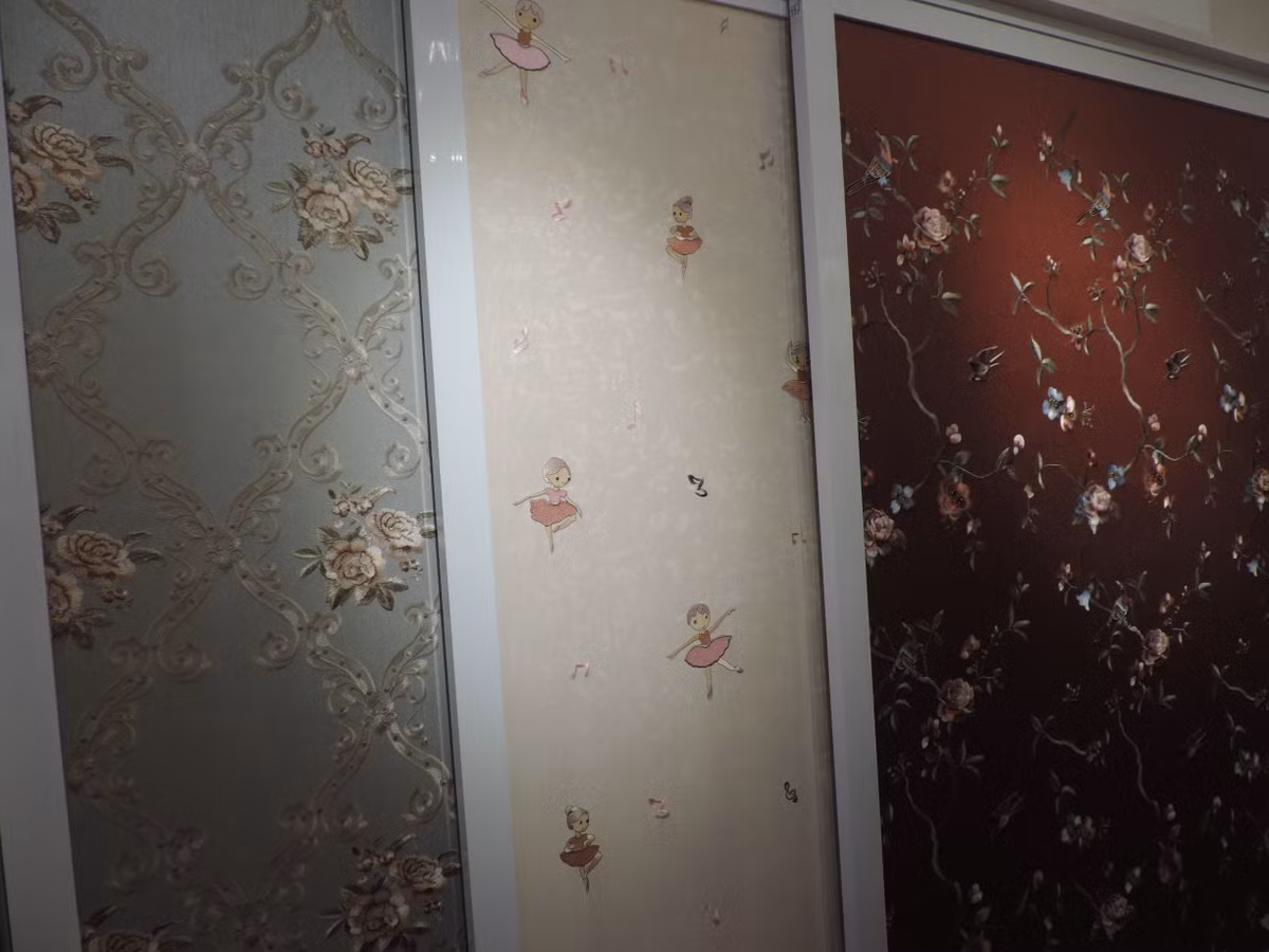 Còn đối với lụa thêu dán tường giá lại cao hơn rất nhiều, dao động từ 400.000 - 500.000 đồng/mét vuông.