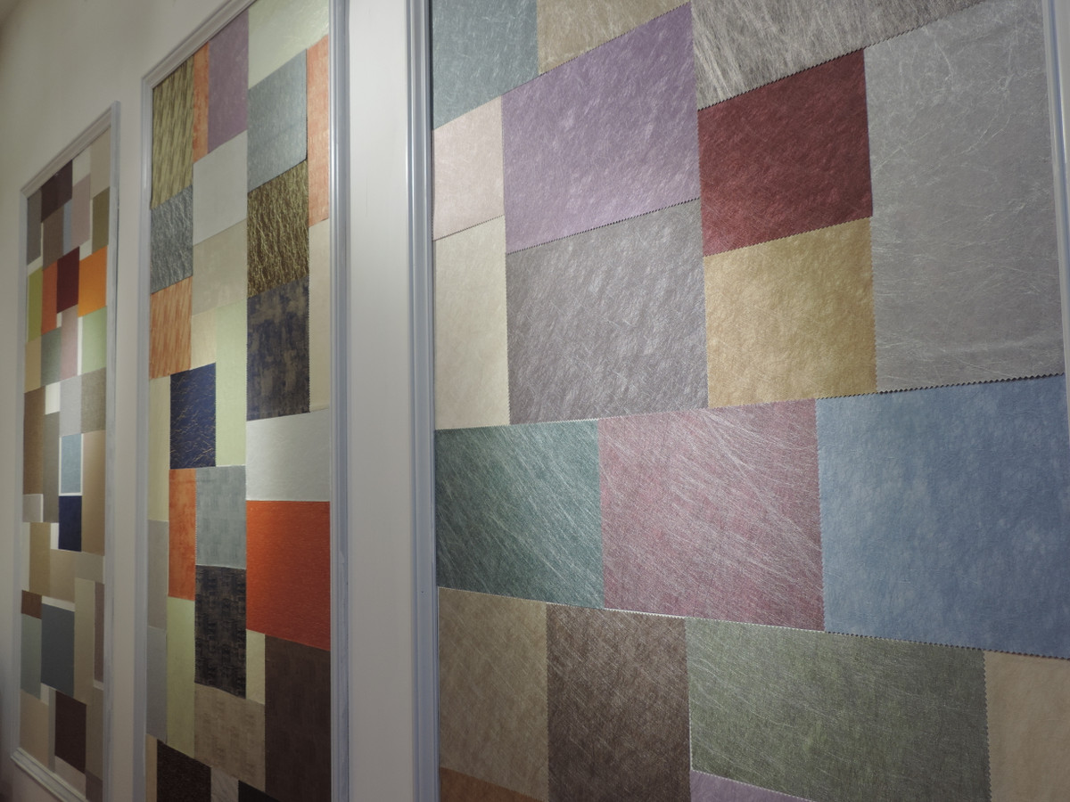 Lụa dán tường với giá 200.000 - 300.000 đồng/m2 cũng là một ý tưởng không tồi.