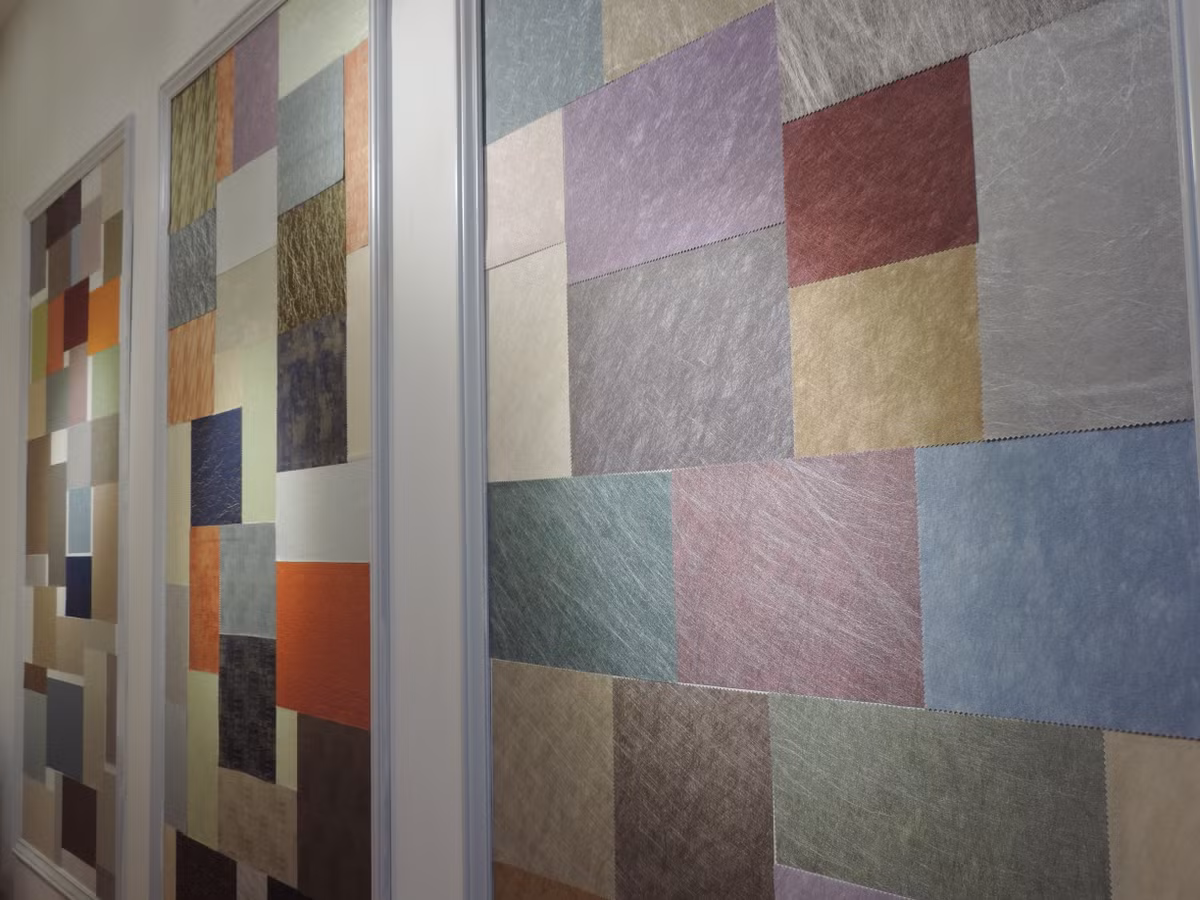 Lụa dán tường với giá 200.000 - 300.000 đồng/m2 cũng là một ý tưởng không tồi.