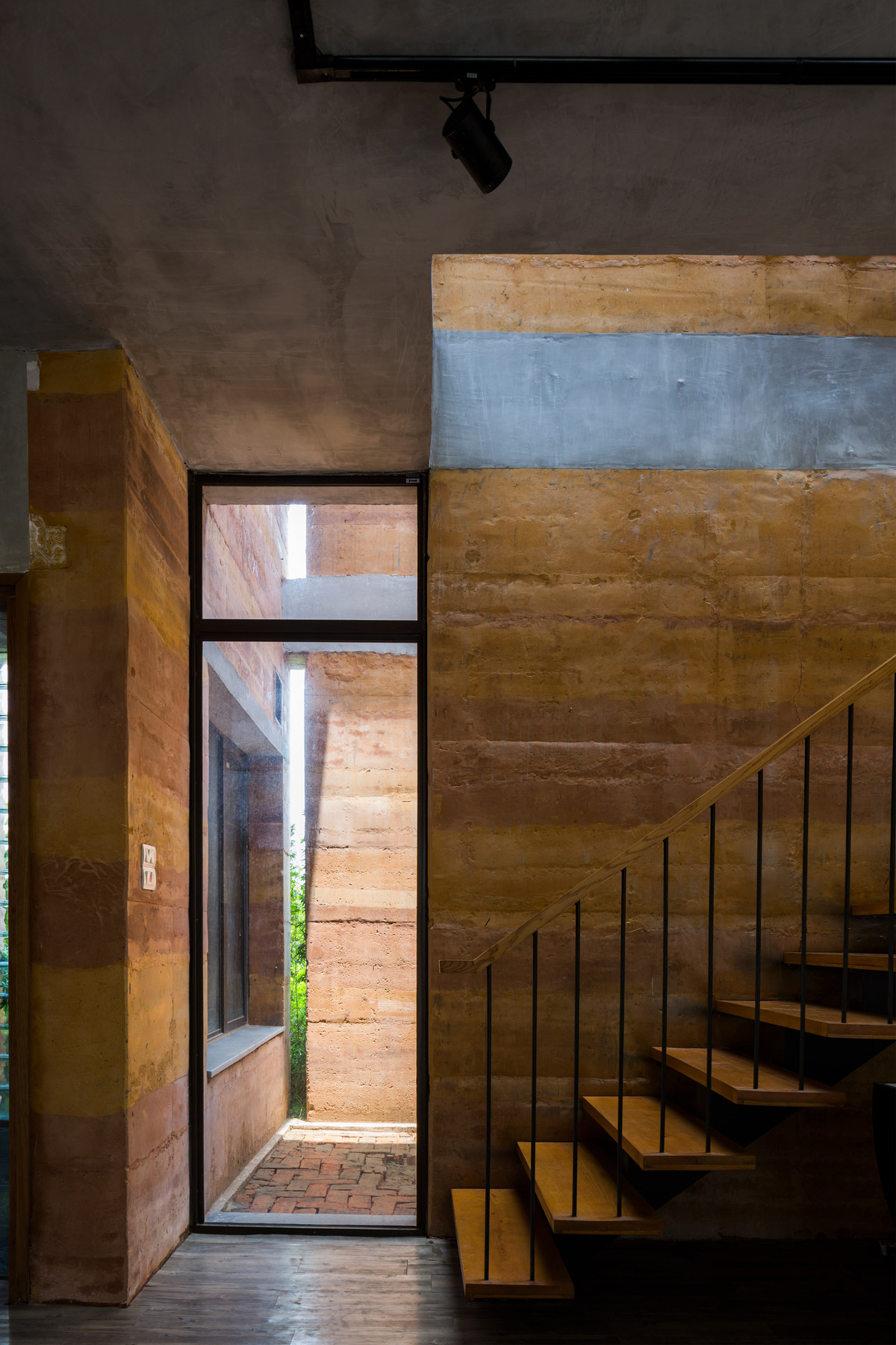 Hệ thống đèn trên trần nhà giúp ngôi nhà luôn sáng sủa.