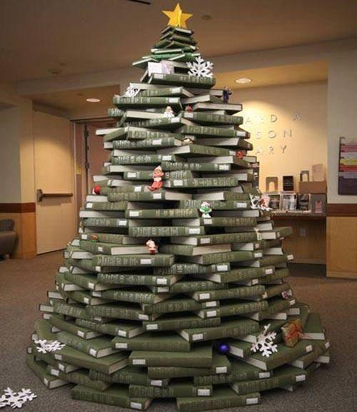 Một phiên bản khác của cây thông Noel được dựng từ sách. Ảnh: Imgur.