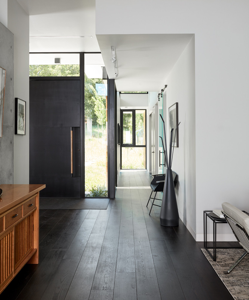 Điểm nhấn của ngôi nhà nằm ở hành lang chạy xuyên suốt, cho phép chủ nhân của nó có thể ngắm nhìn những chú hươu, linh miêu và cả sư tử núi đang “diễu hành” ngoài kia.