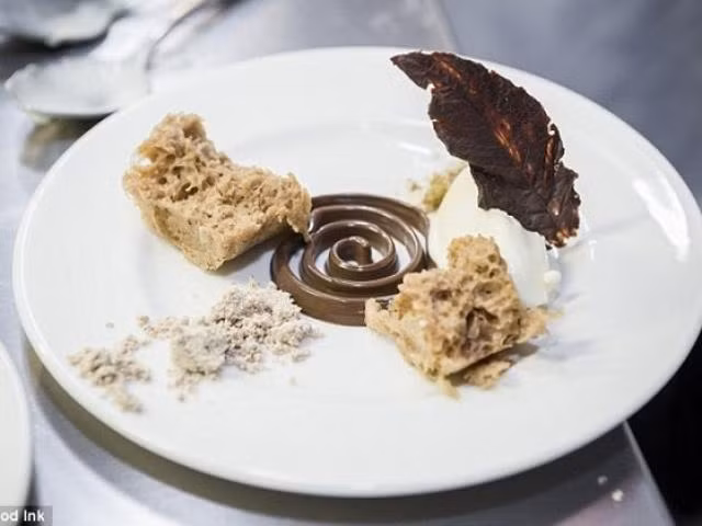 Du khách nào không muốn bỏ nhiều tiền cho một món ăn như vậy có thể đến nhà hàng vào 2 ngày khai trương để lấy mẫu thử nếm một số đồ ăn nhẹ 3D.