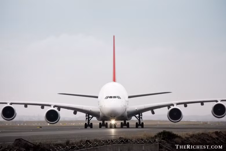 1. Airbus A380: 500 triệu USD Hoàng tử Alwaleed bin Talal là người sở hữu chiếc máy bay cá nhân đắt nhất thế giới. Ông đã mua chiếc Airbus A380 với giá 300 triệu USD và sau đó dành 200 triệu USD để thiết kế lại nội thất bên trong. Trên chiếc Airbus A380 có không gian riêng để đỗ chiếc xe Rolls Royce, một phòng hòa nhạc, phòng tắm hơi, phòng trị liệu spa, tivi màn hình phẳng, trên tường và các nội thất khác trang bị nhiều tính năng cao cấp mà bạn có thể chưa bao giờ tưởng tượng được. Giữa máy bay còn có một ngai vàng như một tâm điểm nổi bật.