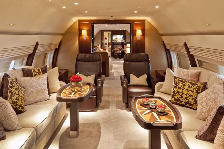 7. Boeing Business Jet 2: 73 triệu USD Điều tốt nhất có thể nói về chiếc Boeing Business Jet 2 chính là nội thất tuyệt vời mà nó mang lại. Tất cả phòng ngủ, phòng làm việc, phòng ăn, các khu vui chơi giải trí đều được lắp đặt những tiện nghi sang trọng, có giá trị. Đây cũng là sự lựa chọn hàng đầu của các doanh nhân và chính khách trên toàn thế giới. Chiếc Boeing Business Jet 2 có giá 73 triệu USD.