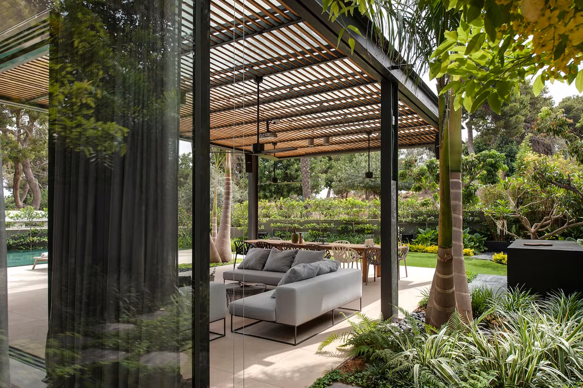 Khu vực sân hiên rộng rãi, thoáng mát để nghỉ ngơi. Ảnh: Archdaily.