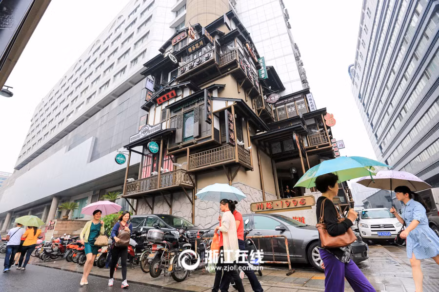 Đó là thiết kế với lối kiến trúc cổ điển như những ngôi nhà Trung Quốc thời xưa, từ màu sắc, gác mái, ban công, biển treo...