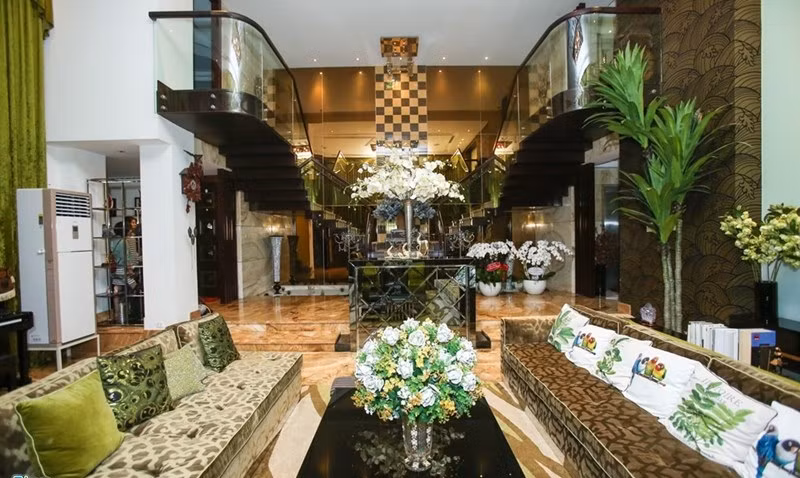  Biệt thự hoàng gia của Đàm Vĩnh Hưng. Về mức độ chịu chơi và vung tiền sắm sửa thì không ai có thể sánh kịp ông hoàng nhạc Việt. Căn biệt thự của Mr Đàm nằm ở khu cư xá Bắc Hải, Quận 10 ai cũng bị choáng ngợp trước vẻ lộng lẫy và xa xỉ.