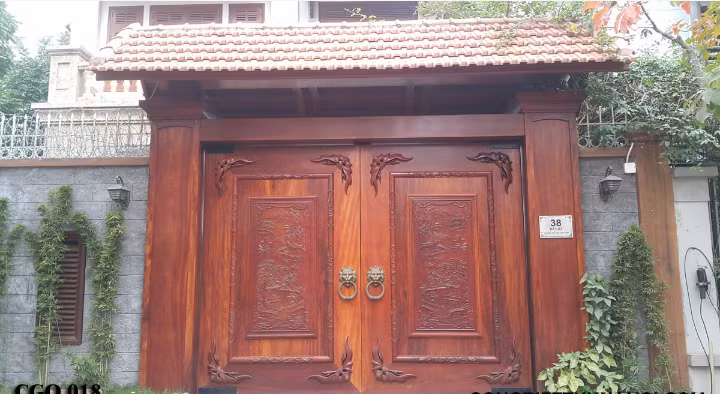 Những mẫu cổng nhà bằng gỗ nguyên tấm kết hợp tay nắm bằng đồng có họa tiết trang trí cũng đang rất được ưa chuộng hiện nay. Ảnh: Congbietthuhanoi.
