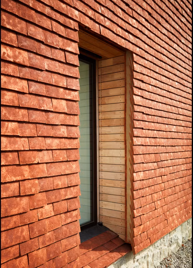 Toàn bộ phần mái nhà của Caring Wood được làm từ 150.000 viên ngói cổ. Các vật liệu được sử dụng để xây dựng Caring Wood đều có nguồn gốc ở địa phương như đá vôi, gạch lát nền...Ảnh James Morris.