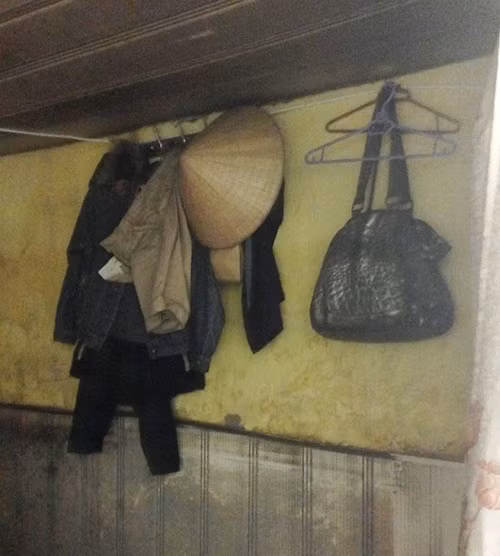 Hoàn cảnh kinh tế khó khăn lại cộng thêm căn bệnh ung thư mà đến tận những giây phút cuối cuộc đời ông vẫn không được hưởng một chút sung sướng nào. Nhìn hình ảnh còn sót lại về nơi ở của ông, người hâm mộ không khỏi xót xa về cuộc đời của một người nghệ sỹ gạo cội.