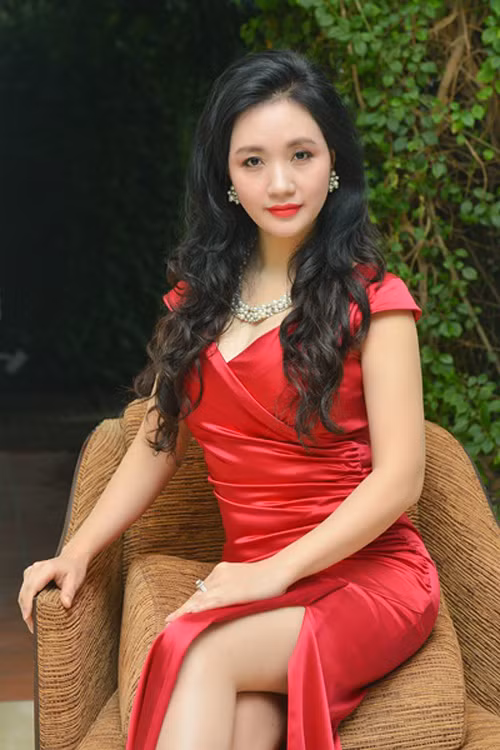 Sinh ra ở Hải Phòng, gia đình không có điều kiện để bà học cao. Hết lớp 12, bà bắt đầu học nghề chăm sóc sắc đẹp. Sau khi lấy chồng, sinh Thu Ngân và người con thứ 2 thì hôn nhân của bà rạn nứt.