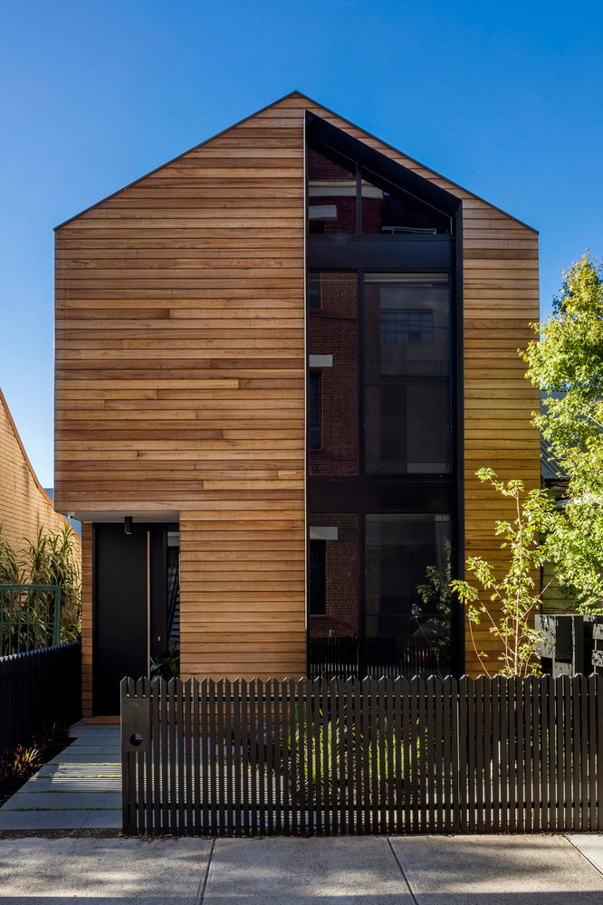 Nhìn từ ngoài, T2 Residence nổi bật với bề mặt được ốp gỗ kết hợp với những tấm kính lớn, mang đến vẻ đẹp cổ điển mà rất gần gũi.