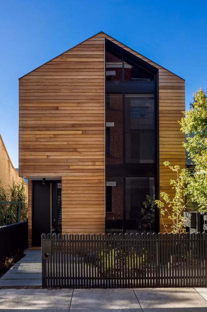 Nhìn từ ngoài, T2 Residence nổi bật với bề mặt được ốp gỗ kết hợp với những tấm kính lớn, mang đến vẻ đẹp cổ điển mà rất gần gũi.