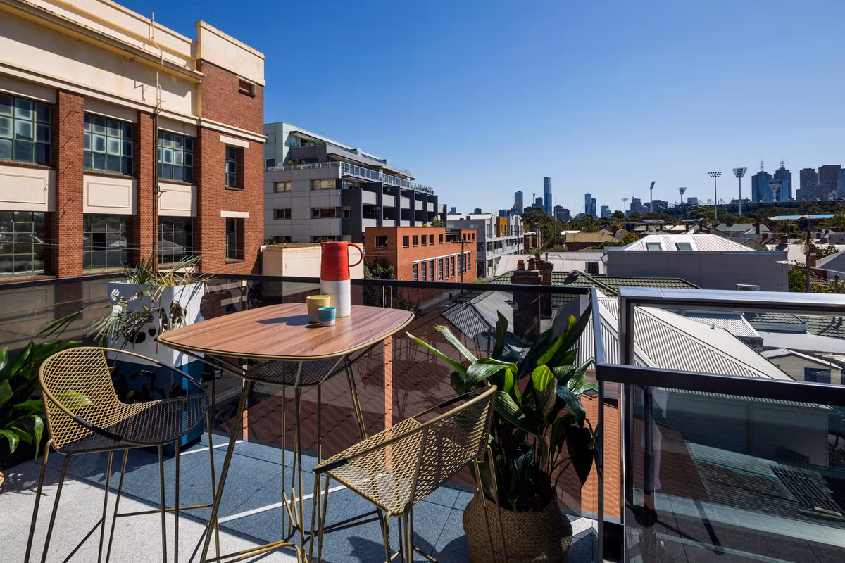 Mặc dù nằm trong khu dân cư đông đúc nhưng T2 Residence vẫn sở hữu ban công với tầm nhìn cực thoáng và đẹp mắt.