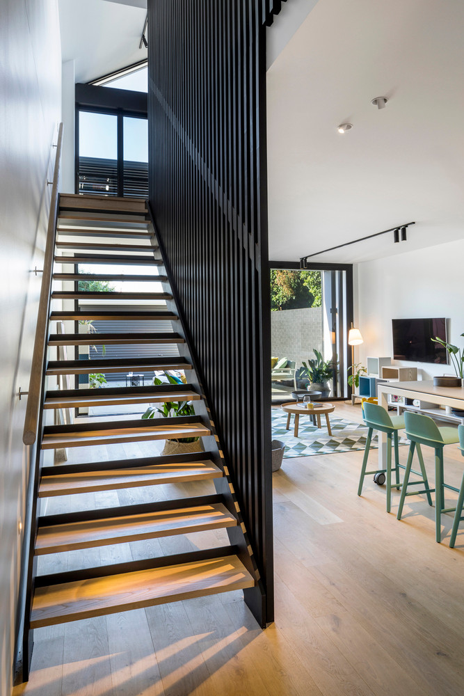 Cầu thang dẫn lên tầng 2 của ngôi nhà được thiết kế đơn giản và bố trí gọn gàng giúp tiết kiệm diện tích.
