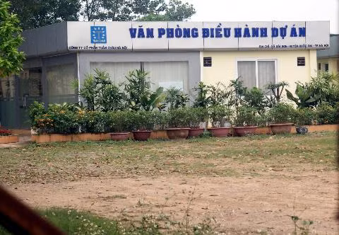 Tuy nhiên, đã quá tiến độ đến 5 năm mà khu sinh thái này vẫn ì ạch. Giờ đây, dự án nghìn tỷ này là một không gian hoang vắng mọc đầy cỏ dại. Đây chỉ còn là nơi để người dân chăn trâu thả bò. Dự án chậm trễ không chỉ là thiệt thòi của nhà đầu tư mà còn của người dân bởi họ đã bị thu hồi hết đất ruộng và lấy tiền đền bù, nghề phụ cũng không có để sinh nhai.