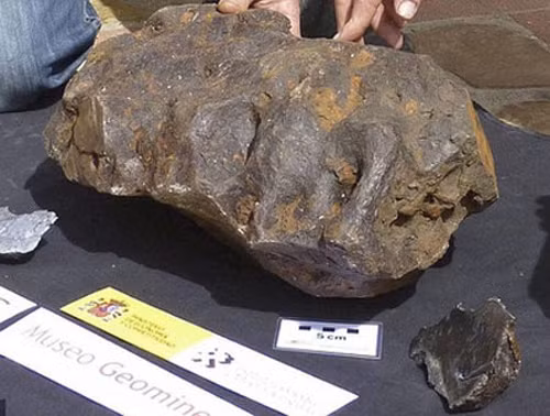 Tình cờ xem một phóng sự về hiện tượng thiên thạch tại Tây Ban Nha vào năm 2011. Anh Lopez đã gọi điện cho nhà địa chất học Juan Gutierrez. Sau khi phân tích, Gutierrez và các đồng nghiệp đã khẳng định đây là một mẩu thiên thạch kim loại có từ thời tiền sử và có giá trị rất cao, 112 tỷ đồng.