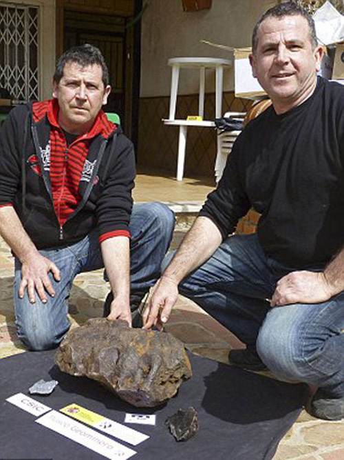 Tảng đá 112 tỷ. Năm 1980, anh Faustino Lopez trong lúc đi chăn bò đã nhặt được tảng đá lạ. Nó có hình thù bình thường, nặng khoảng 100kg. Hiếu kỳ nên anh đã mang về nhà làm cối xay thịt trong 30 năm.