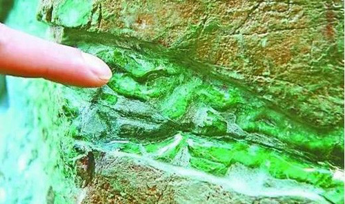 Theo các chuyên gia, khối đá của ông Ích thực chất là khối đá phỉ thúy cực kỳ quý hiếm có từ thời nhà Thanh, nguồn gốc ở Myanma theo căn cứ vào chất đá. Tảng đá phỉ thúy này có giá hàng tỷ nhân dân tệ.