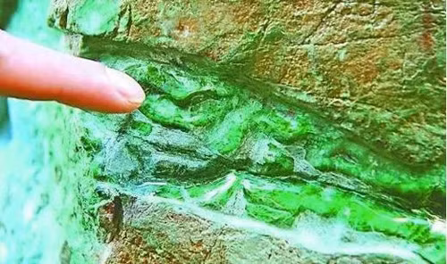 Theo các chuyên gia, khối đá của ông Ích thực chất là khối đá phỉ thúy cực kỳ quý hiếm có từ thời nhà Thanh, nguồn gốc ở Myanma theo căn cứ vào chất đá. Tảng đá phỉ thúy này có giá hàng tỷ nhân dân tệ.