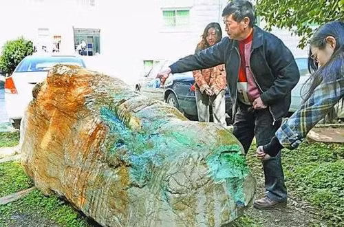 Khối phỉ thúy khổng lồ. Ông Thái Hữu Ích, một ngư dân ở Phúc Kiến, Trung Quốc đã vô tình nhặt được một khối đá lạ trong lúc đánh cá. Nhận ra màu sắc khác thường của tảng đá, ông Ích đã thuê cần cẩu để đưa hòn đá này lên bờ.