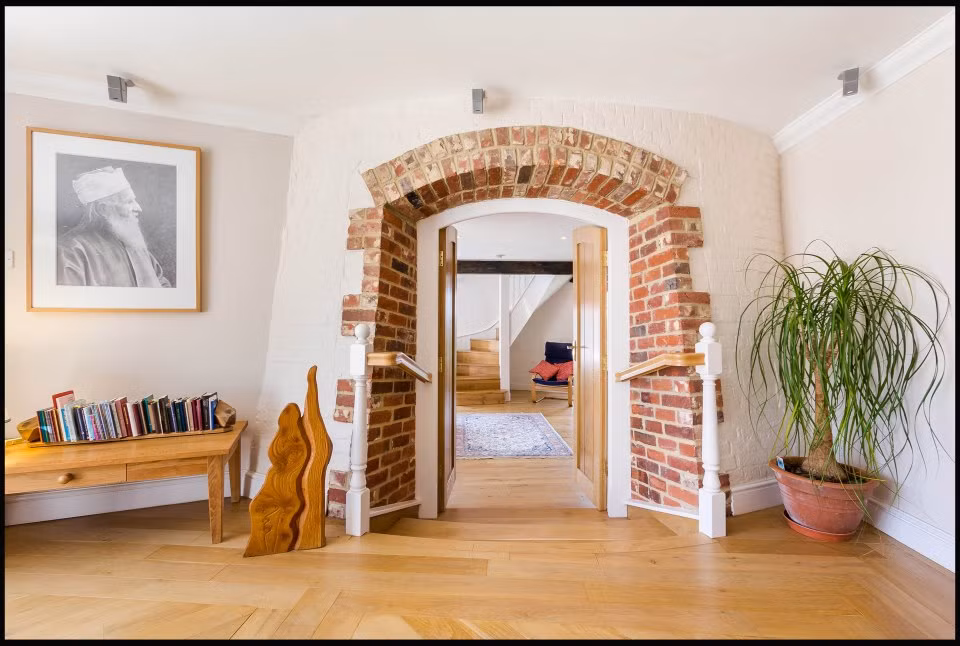 Căn nhà cối xay có 5 tầng gồm 4 phòng ngủ, 3 phòng tắm, phòng khách, phòng ăn, thư viện và phòng giải trí. Đứng trên tầng cao sẽ bao quát được tầm nhìn toàn cảnh nông thôn thanh bình yên ả.