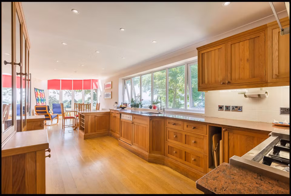 Vì cối xay này rất cao cho nên nó không bị cây xanh che khuất và ngôi nhà đón được rất nhiều ánh sáng tự nhiên.