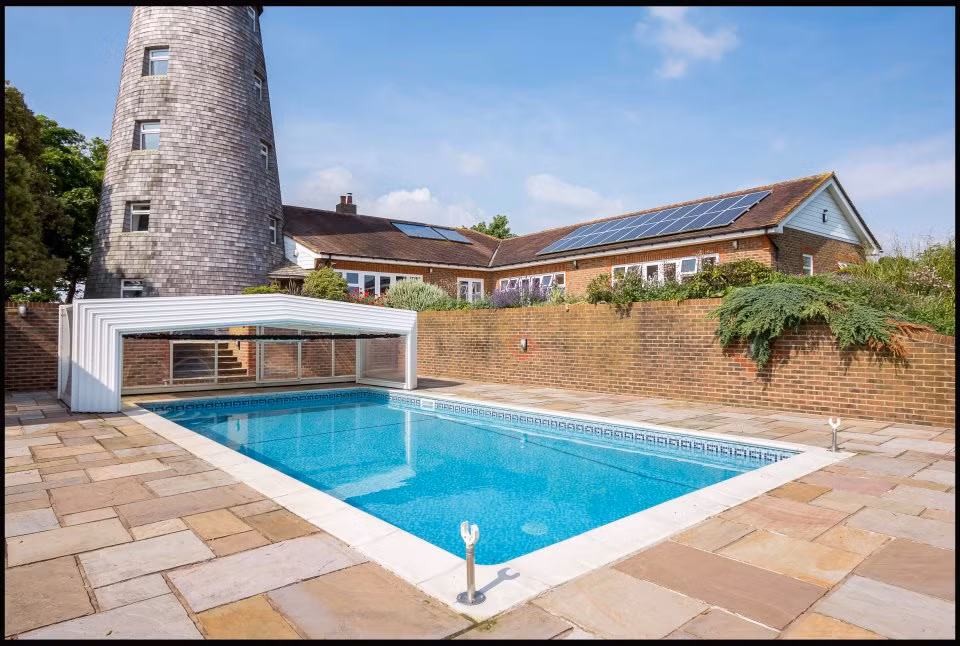 Ngoài ra, khuôn viên bên ngoài cũng rất rộng rãi đủ để trồng một cây ăn quả, đường dẫn vào là đường hoa dài, một cái ao, một hồ bơi rộng.