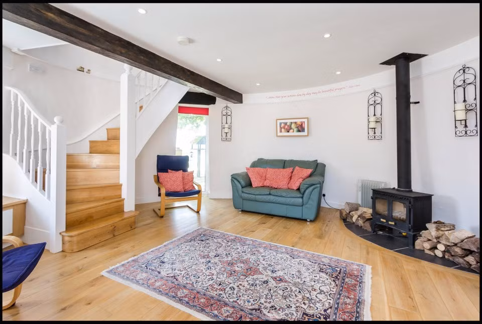 Bên trong cối xay đã được bao phủ lại gạch và ốp gỗ tuyết tùng để chống thấm mưa gió. Năm 2008, họ đã đắp thêm nắp tròn cho ngôi nhà này để khôi phục lại hình dáng như ban đầu, những năm 1800.