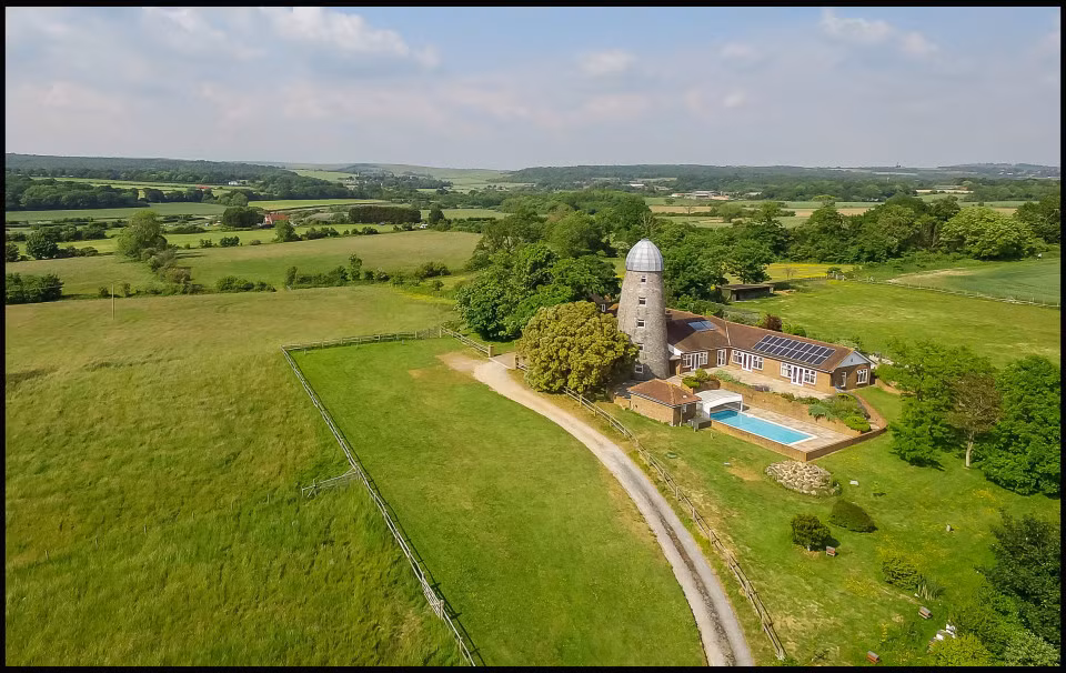 ngoi nha tuyet dep cai tao tu coi xay gio