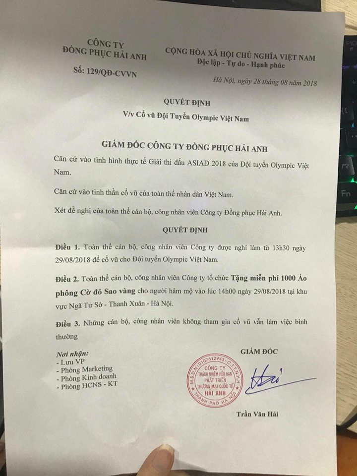 Hoà chung vào không khí đang nóng dần lên trước trận đấu lịch sử, ngoài việc cho nhân viên nghỉ làm để xem bóng đá, công ty đồng phục Hải Anh chuyên sản xuất đồng phục quyết định tổ chức “Tặng miễn phí 1.000 áo phông Cờ đỏ Sao vàng” cho người hâm mộ quận Thanh Xuân, Hà Nội vào chiều nay.