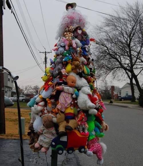 Hay những con búp bê và gấu bông cũ như thế này để tạo thành một cây thông Noel “có 1-0-2”. Ảnh: Imgur.