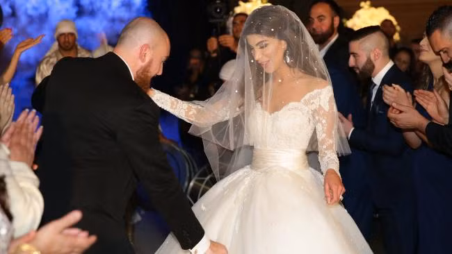 Khi khách đến, họ được chiêm ngưỡng buổi biểu diễn bắt mắt với các vũ điệu truyền thống của 20 nghệ sỹ trên đường rước dâu và trên ban công của tòa biệt thự.