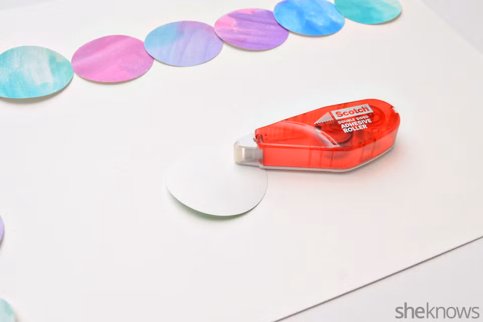 Sau khi màu hoặc sơn khô, cắt những hình tròn nhỏ từ tấm giấy màu. Cần có 35 hình tròn.