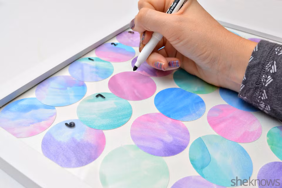 Vậy là bạn đã có một khung lịch tuyệt đẹp chào năm mới. Khung lịch này tiện lợi ở chỗ, hết tháng bạn chỉ cần lau khô số và lại đánh số cho một tháng mới.