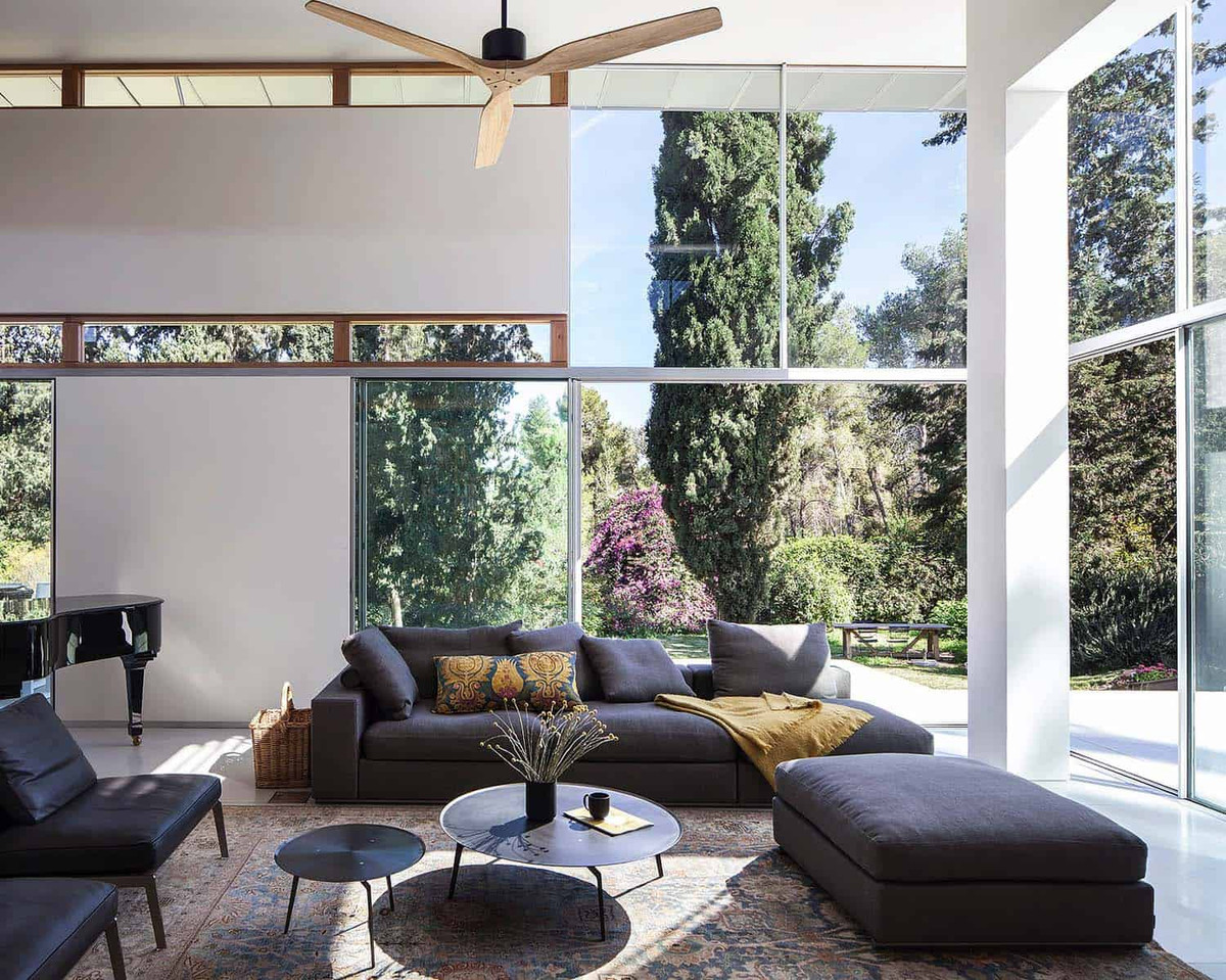 Xung quanh ngôi nhà là rất nhiều cây cối.