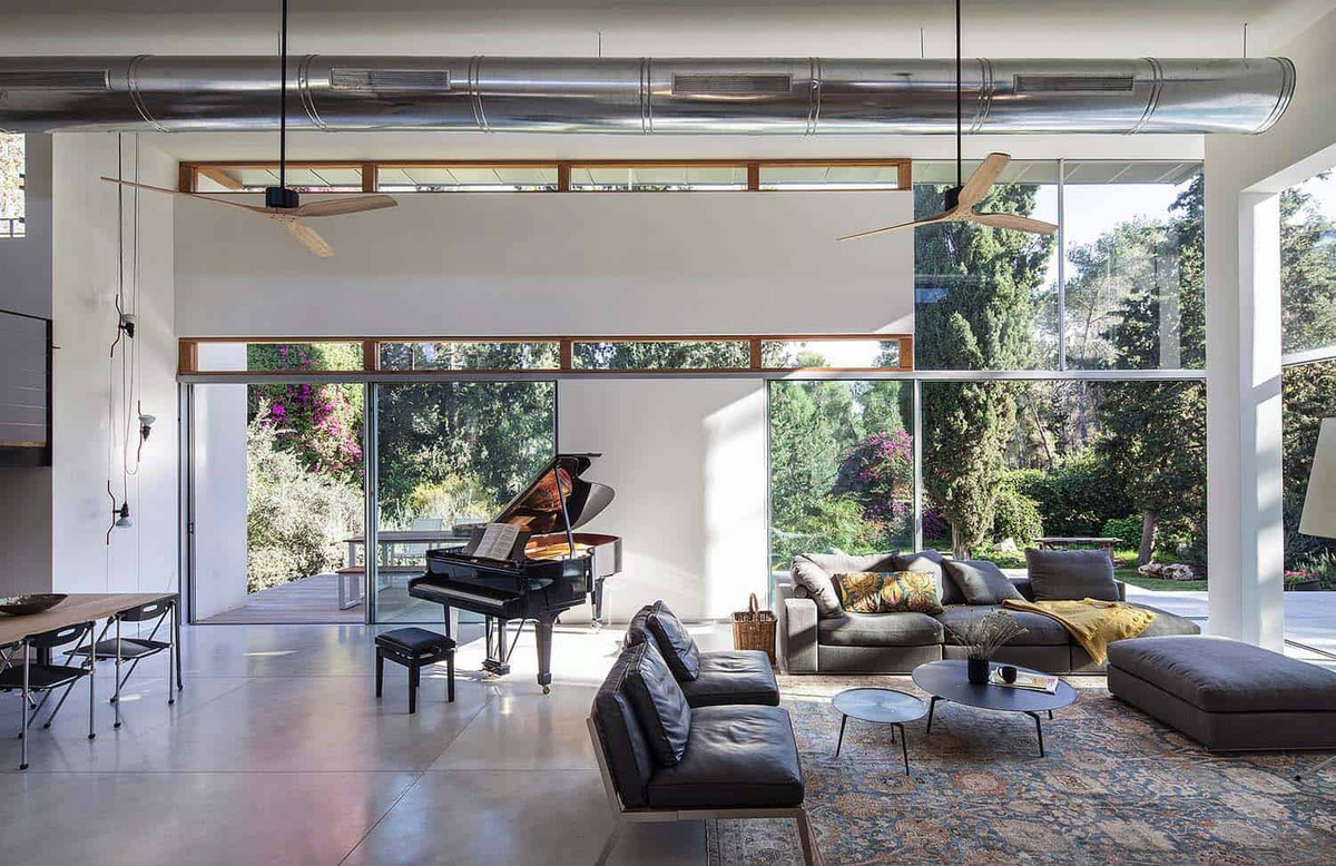 Mái nhà được lợp bằng nhôm.